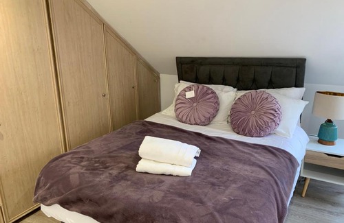 Loxford House | Elegant 4-Bedroom House with Free Parking & WiFi