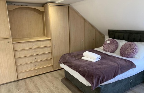 Loxford House | Elegant 4-Bedroom House with Free Parking & WiFi