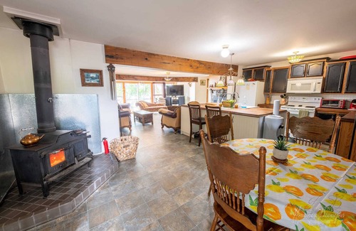 Moonbeam Cottage | Charming All-Season Cottage with Lake View & Spa Amenities