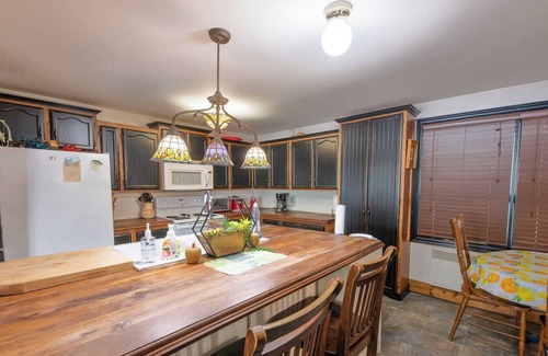 Moonbeam Cottage | Charming All-Season Cottage with Lake View & Spa Amenities