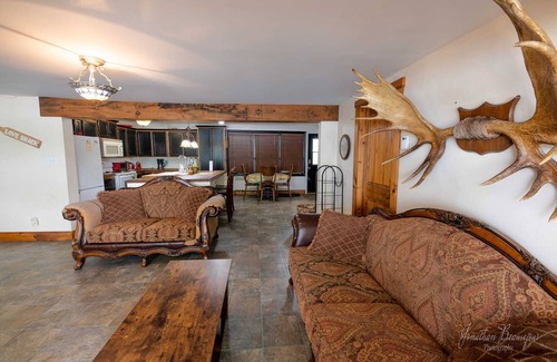 Moonbeam Cottage | Charming All-Season Cottage with Lake View & Spa Amenities