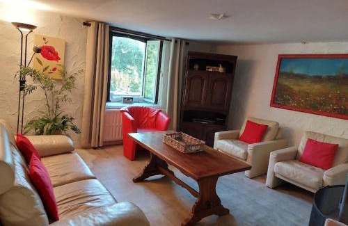 Engreux House | Authentic Cottage Getaway: Pet Friendly & 4-Star Comfort