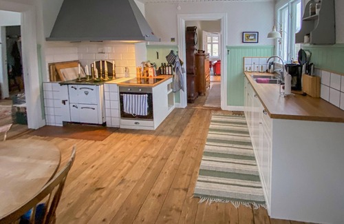 Unnaryd House | Authentic Family Cottage with Lake View & Pet-Friendly Options
