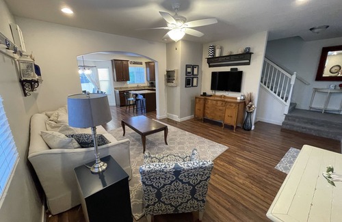Sandy House | Immaculate Sandy Home Near Trax Station - Rated 9.8/10