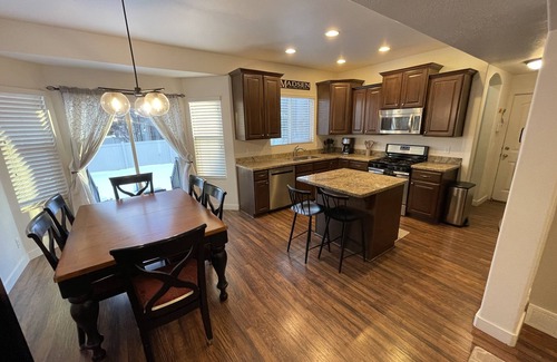 Sandy House | Immaculate Sandy Home Near Trax Station - Rated 9.8/10