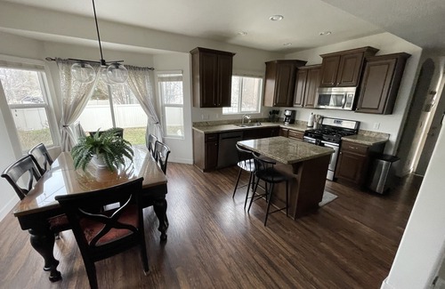 Sandy House | Immaculate Sandy Home Near Trax Station - Rated 9.8/10
