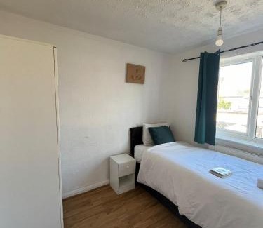 Tilbury House | Inviting 3 or 4 Bedroom House in Tilbury, Pet Friendly