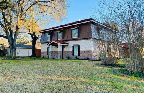 Westbury House | Convenient Ranch Style Home with Family-Friendly Amenities