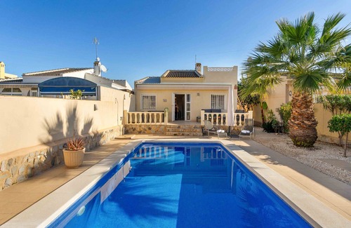 El Chaparral Ski Chalet | Cozy Villa with Private Pool in El Chaparral, Torre