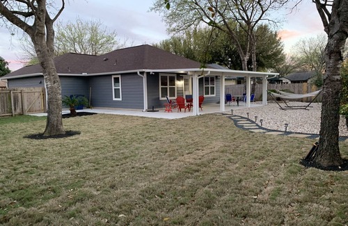 Govalle House | Cozy Home Near Downtown with Breakfast & Family Amenities