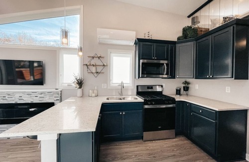 Reno House | Elegant River Front Cottage with Pool & Spa - Guest Rated 9.8