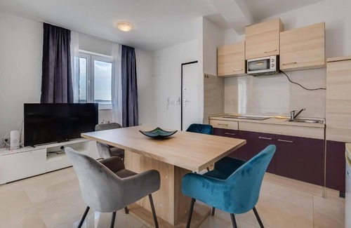 Starigrad Apartment | Modern Apartment with Oceanfront Views and Spa Amenities