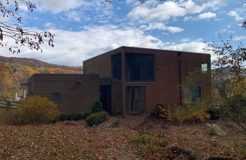 Poughquag House | Inviting Modernist 3-Bedroom Home with Pool on Vast Grounds