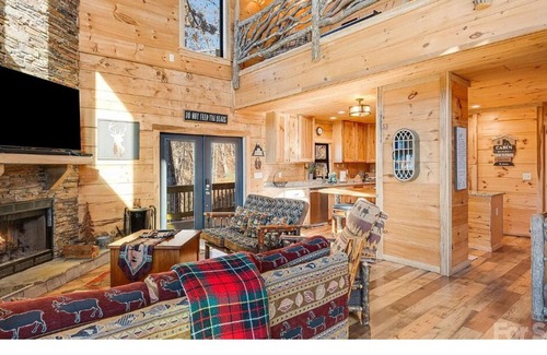 Bryson City Cabin | Relaxation Awaits: Mountain Log Cabin with Scenic Views