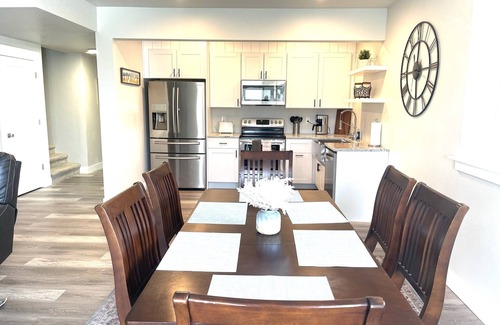 South Jordan House | Inviting Mather in Law Apartment with Spa and Breakfast