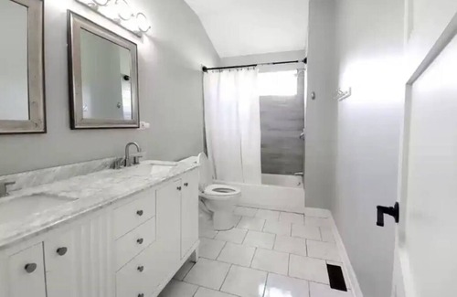 Fox Valley House | Beautiful and Spacious Home in Aurora