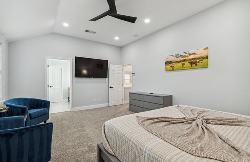 Roanoke House | Beautiful and Spacious home sleeps 24