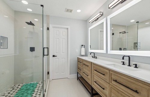 Roanoke House | Beautiful and Spacious home sleeps 24