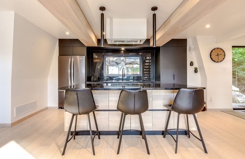 Chertsey Ski Chalet | Unique Quebec Cottage with Spa & Ocean Views: Le chêne blanc