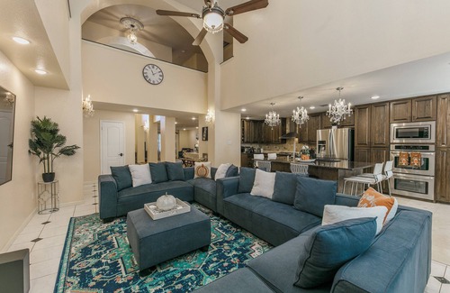 Round Rock House | Spacious 6-Bed Home with Kitchen for ACL Ready Guests
