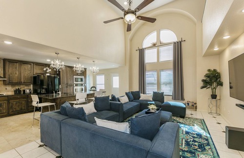 Round Rock House | Spacious 6-Bed Home with Kitchen for ACL Ready Guests
