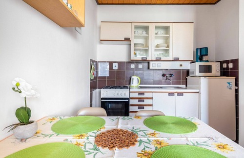 Rabyne Apartment | Inviting Apartment for 5 with WIFI, Patio & Panoramic Views