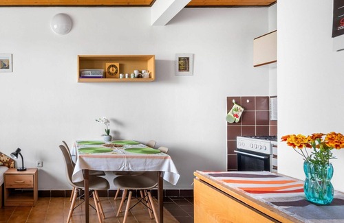 Rabyne Apartment | Inviting Apartment for 5 with WIFI, Patio & Panoramic Views