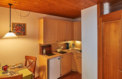Caprino Veronese House | Cozy Villa Apartment with Lake View, WiFi & Terrace