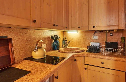 Caprino Veronese House | Cozy Villa Apartment with Lake View, WiFi & Terrace