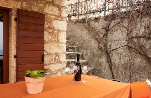 Caprino Veronese House | Cozy Villa Apartment with Lake View, WiFi & Terrace