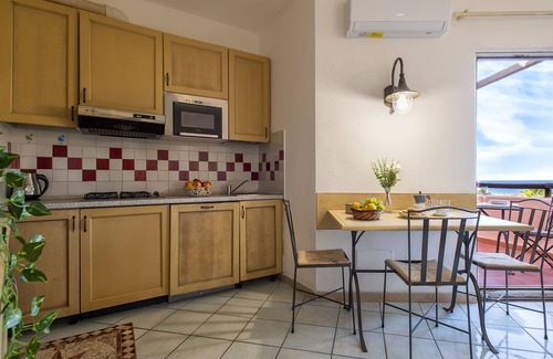 Canneddi Apartment | Cozy Apartment for 4 with Ocean View and Pet-Friendly Options