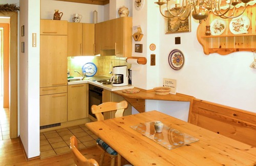 Treffen Villa | Cozy Villa Apartment for 4 with Free WiFi and Pet Access