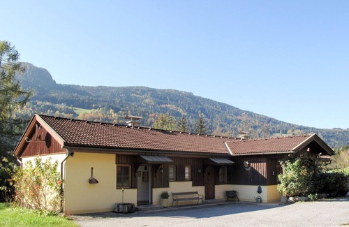 Treffen Villa | Cozy Villa Apartment for 4 with Free WiFi and Pet Access