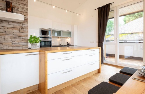 Eben im Pongau Apartment | Spacious Apartment with Lake View & Family-Friendly Amenities