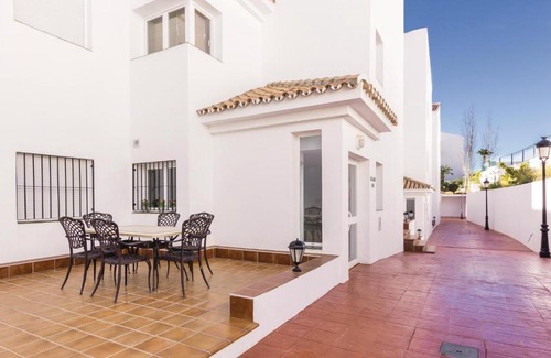 Alhaurin el Grande Apartment | Inviting 2-Bedroom Apartment with Pool in Alhaurin el Grande