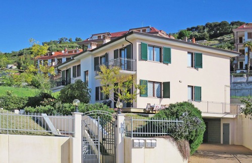 Cipressa Apartment | Comfortable Apartment for 6 with Ocean View & Pet Friendly