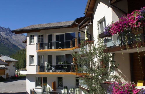Saas Almagell Apartment | Modern Apartment for 7 with Hot Tub, Balcony & WIFI