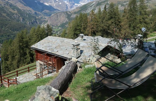 Valtournenche Apartment | Beautiful apartment for 2 guests with patio, pets allowed and parking
