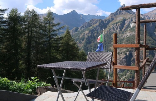Valtournenche Apartment | Beautiful apartment for 2 guests with patio, pets allowed and parking