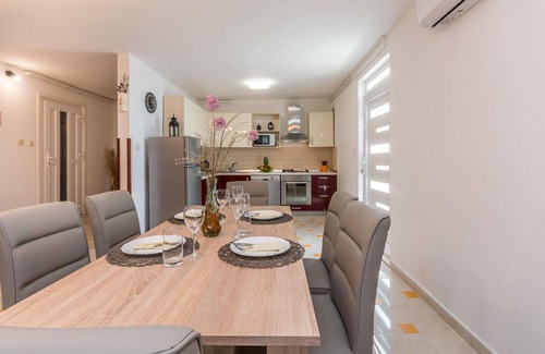 Donje Rastane Apartment | Family-Friendly Oceanfront Apartment with Pool Awaits You