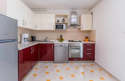 Donje Rastane Apartment | Family-Friendly Oceanfront Apartment with Pool Awaits You