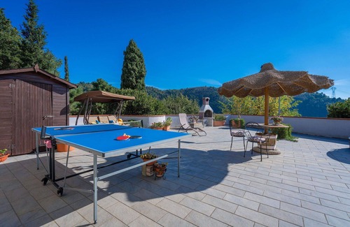 Giugnano Apartment | Beautiful apartment for 6 people with WIFI, TV, terrace, pets allowed, panoramic view and parking