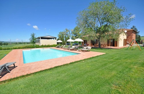 Gallina Apartment | Inviting Apartment with Pool & Panoramic Views Near Montepulciano