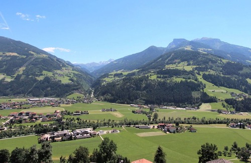 Hainzenberg Villa | Beautiful apartment in villa for 14 people with WIFI, TV, patio, panoramic view and parking