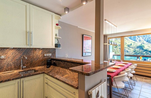 Tignes Apartment | Comfortable Apartment for 8 with Terrace and Lake View