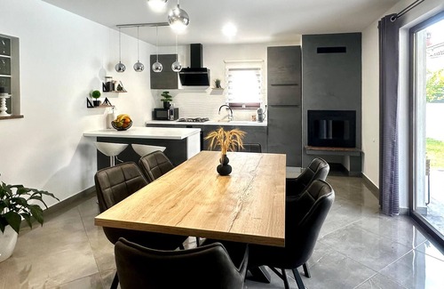 Rezanci Apartment | Modern First-Floor Apartment with Pool and Spa Amenities