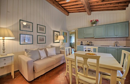 Montespertoli Apartment | Inviting Apartment for 4 with Pool, A/C, and Lake View