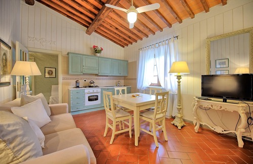 Montespertoli Apartment | Inviting Apartment for 4 with Pool, A/C, and Lake View