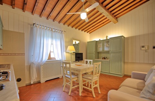 Montespertoli Apartment | Inviting Apartment for 4 with Pool, A/C, and Lake View