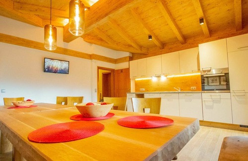 Fuegenberg Apartment | Spacious Apartment for 11: WIFI, Balcony & Parking Included
